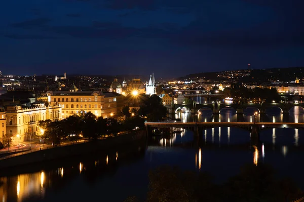 Blick Auf Die Moldau Bei Nacht Und Brücken Und Straßenlaternen — Stockfoto