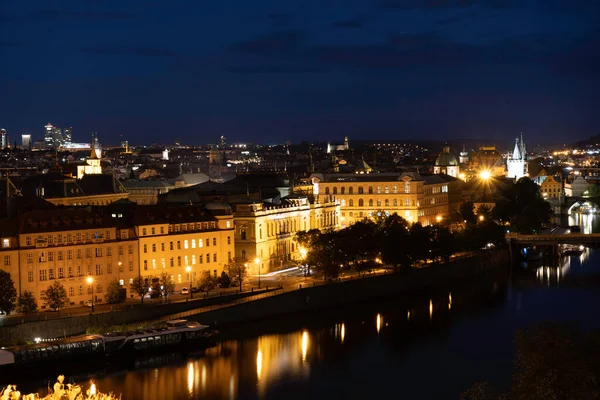 Θέα Στον Ποταμό Vltava Νύχτα Και Γέφυρες Και Φώτα Του — Φωτογραφία Αρχείου