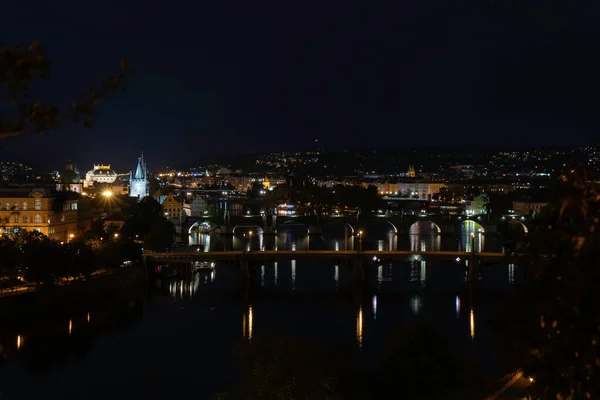 Výhled Vltavu Noci Mosty Pouliční Osvětlení Centru Prahy — Stock fotografie