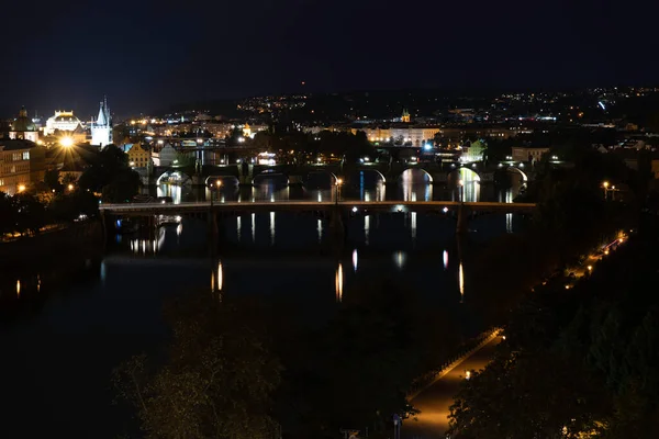 Výhled Vltavu Noci Mosty Pouliční Osvětlení Centru Prahy — Stock fotografie