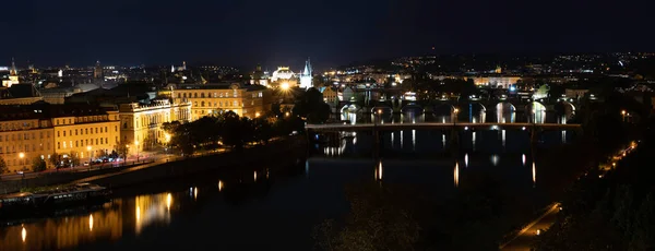 Výhled Vltavu Noci Mosty Pouliční Osvětlení Centru Prahy — Stock fotografie