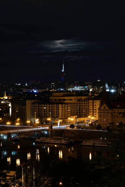 夜のヴルタヴァ川の景色とプラハ中心部の橋や街灯 — ストック写真