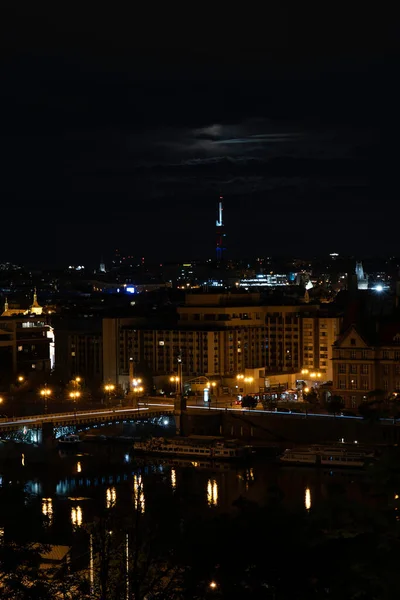 夜间俯瞰Vltava河 以及布拉格市中心的桥梁和街灯 — 图库照片