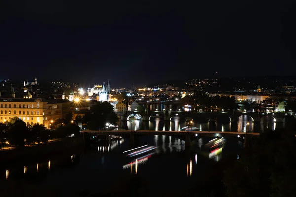 Výhled Vltavu Noci Mosty Pouliční Osvětlení Centru Prahy — Stock fotografie