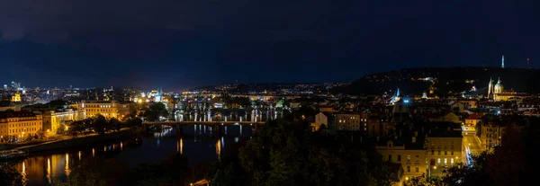 Výhled Vltavu Noci Mosty Pouliční Osvětlení Centru Prahy — Stock fotografie