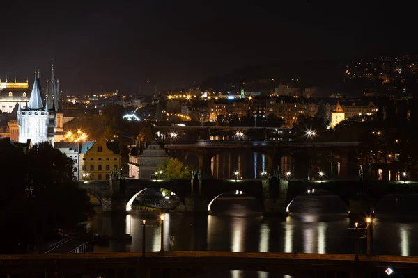 Illuminazione Stradale Intorno Fiume Moldava Ponti Illuminati Sul Fiume Moldava — Foto Stock