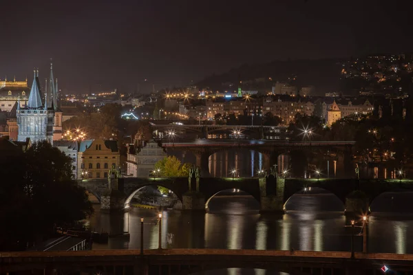 Alumbrado Público Alrededor Del Río Moldava Puentes Iluminados Sobre Río — Foto de Stock