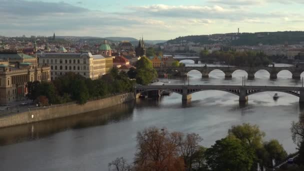 Vista Del Río Moldava Los Puentes Entre Ellos Incluyendo Puente — Vídeos de Stock