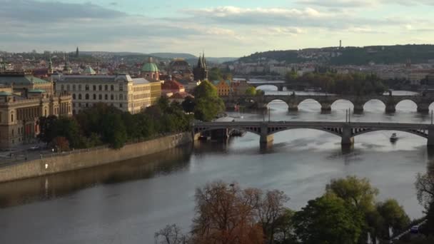 Uitzicht Vltava Rivier Bruggen Tussen Hen Waaronder Karelsbrug Uit 14E — Stockvideo