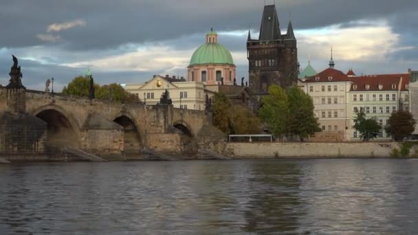 Vltava Nehrinin Yüzeyinde Yüzyıldan Kalma Eski Bir Taş Köprü Güneş — Stok video