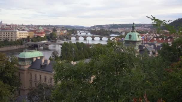 Vltava Nehri Aralarında Yüzyıldan Kalma Prag Merkezinde Güneşli Bir Günde — Stok video