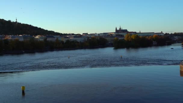 Gün Batımında Prag Merkezinde Vltava Nehri Prag Şatosu Vitus Katedrali — Stok video