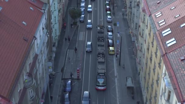 2020年10月24日チェコ共和国プラハ市中心部の道路上の線路と車の上の路面電車の空中撮影 — ストック動画