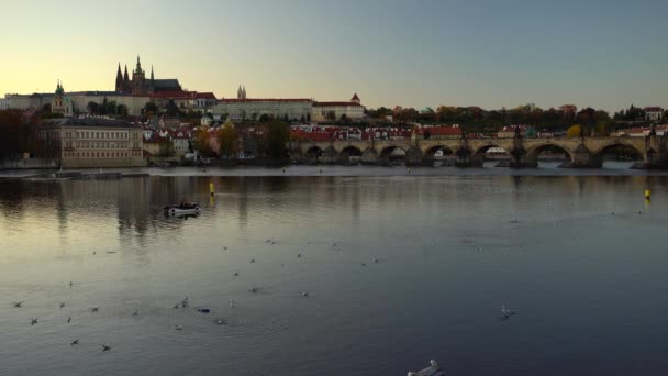 Gün Batımında Prag Merkezinde Vltava Nehri Prag Şatosu Vitus Katedrali — Stok video