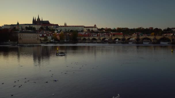 Gün Batımında Prag Merkezinde Vltava Nehri Prag Şatosu Vitus Katedrali — Stok video