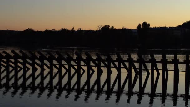 Pilastri Protettivi Acqua Tramonto Sul Fiume Moldava Nel Centro Praga — Video Stock