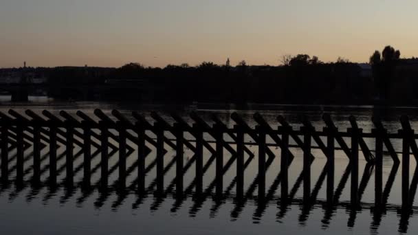 Beschermende Pilaren Het Water Bij Zonsondergang Stromende Vltava Rivier Het — Stockvideo
