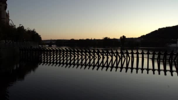 Pilastri Protettivi Acqua Tramonto Sul Fiume Moldava Nel Centro Praga — Video Stock