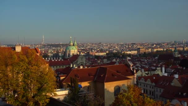 Prag Merkezindeki Eski Binaların Çatıları Sağdaki Arka Planlar — Stok video