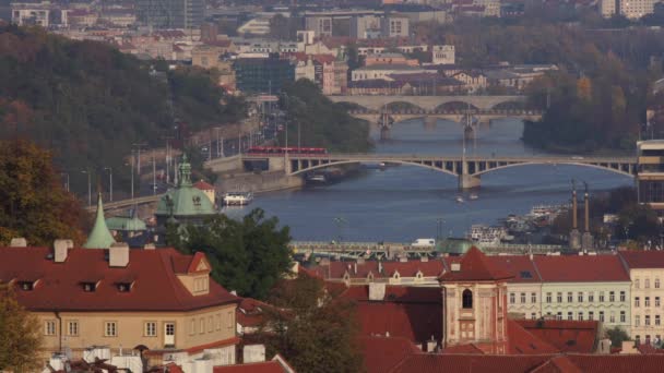 Eski Binaların Çatıları Prag Merkezinde Akan Vltava Nehri Arka Planda — Stok video