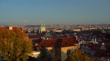 Eski binaların çatıları ve Prag 'ın merkezinde akan Vltava nehri ve arka planda sağdaki
