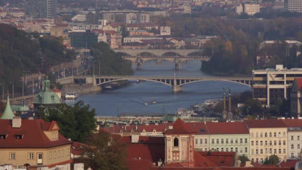 Telhados Edifícios Antigos Rio Vltava Fluindo Centro Praga Fundo Direita — Vídeo de Stock