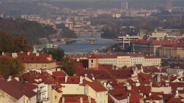 Střechy Starých Budov Tekoucí Řeka Vltava Centru Prahy Pozadí Vpravo — Stock video