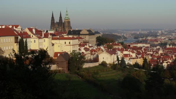 Vitus Katedrali Prag Şatosu Nun Panoraması Sonbaharda Günbatımında Ağaçlar Çimenler — Stok video