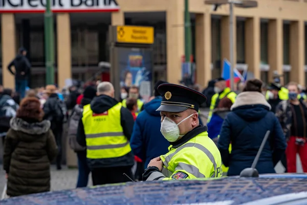 Сотрудники Полиции Наблюдают Толпой Людей Протестующих Против Правительственных Мер Центре — стоковое фото