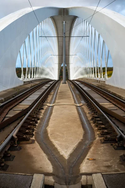 Bianco Costruzione Ponte Trasporto Auto Tram Moderno Ponte Trasporto Sul — Foto Stock