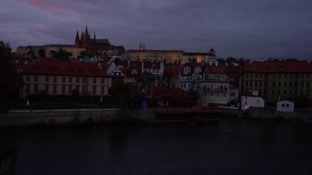 Karlsbron Och Bakgrunden Prags Slott Och Kyrkan Vitus Centrala Prag — Stockvideo