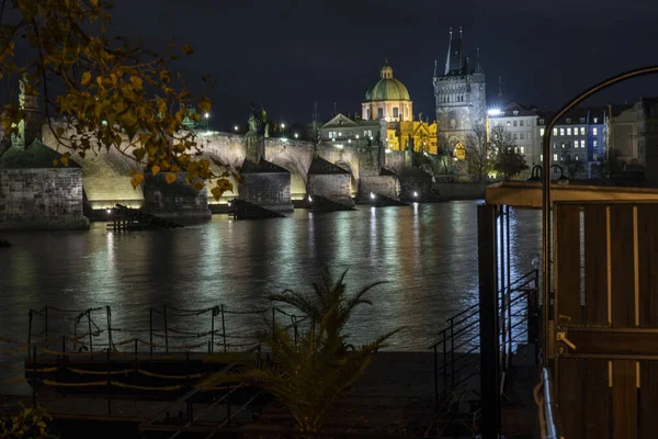 Vista Noturna Praga Rio Vltava Pontes Iluminadas Entre Ele Ponte — Fotografia de Stock