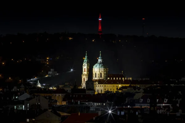 Osvětlený Kostel Mikuláše Století Světlo Pouličních Osvětlení Noci Centru Starého — Stock fotografie