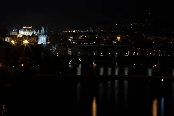 Noční Pohled Prahu Řeku Vltavu Osvětlené Mosty Mezi Karlovým Mostem — Stock fotografie