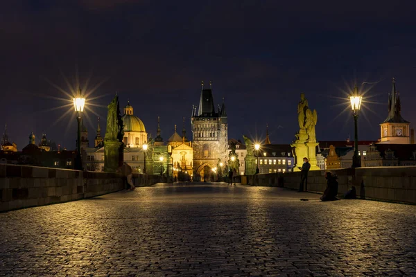 为纪念14世纪布拉格市中心的查尔斯桥 以及捷克共和国夜晚的旧桥塔 用铺路石铺成的旧人行道 — 图库照片