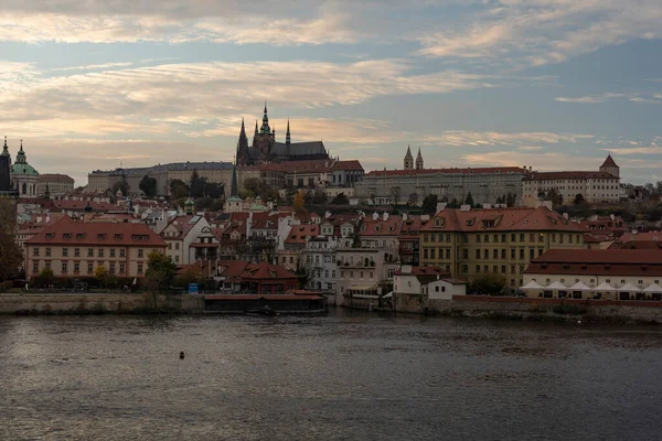 Näkymä Praha Linna Vitus Katedraali Kivi Charles Silta Vuosisadalta Virtaava — kuvapankkivalokuva