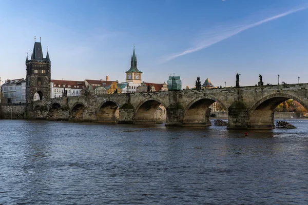 Ujęcie Widokiem Most Charlesa Płynącą Rzekę Wełtawę Centrum Pragi Zachodzie — Zdjęcie stockowe