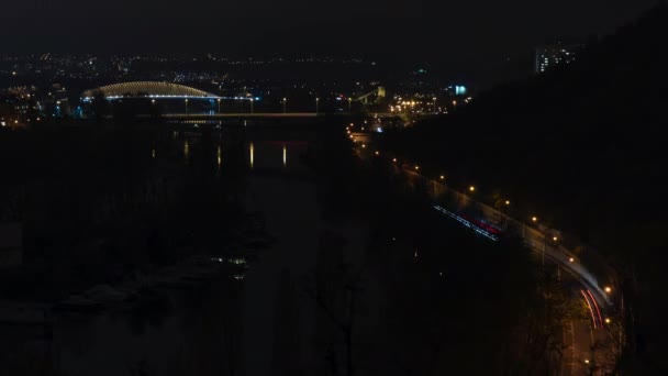 Waktu Pandangan Lapse Sungai Vltava Mengalir Dan Lampu Dari Lampu — Stok Video