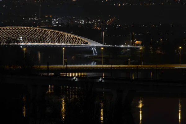 在布拉格市Vltava河上的桥上 夜晚的街灯和过往车辆的灯光 — 图库照片