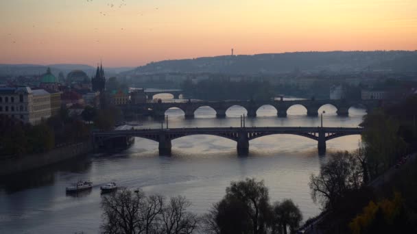 Pohled Tekoucí Vltavu Mosty Řece Při Západu Slunce Centru Prahy — Stock video