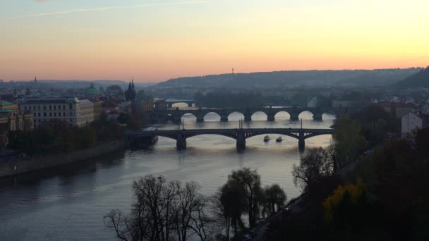 Pohled Tekoucí Vltavu Mosty Řece Při Západu Slunce Centru Prahy — Stock video