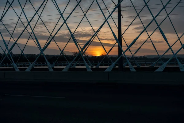 Żelazna Konstrukcja Mostu Nad Rzeką Centrum Miasta Zachodzie Słońca Tle — Zdjęcie stockowe