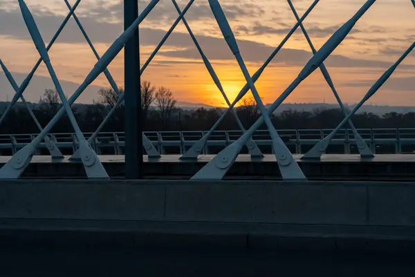 Costruzione Ferro Ponte Stradale Sul Fiume Centro Della Città Tramonto — Foto Stock