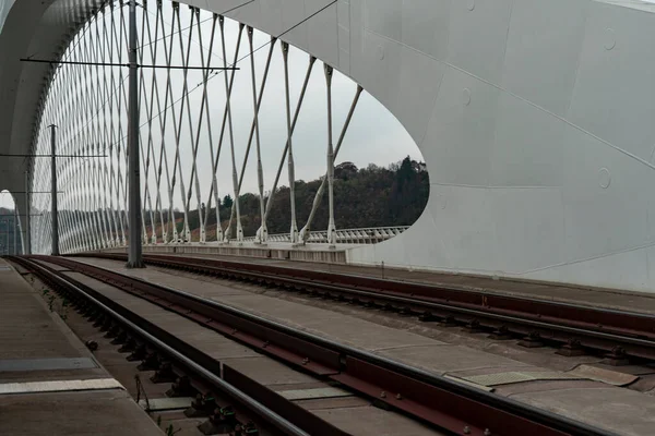 2020 프라하 중심부에 블타바강을 가로지르는 건축용 트로자 브리지 — 스톡 사진
