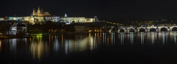 프레이 파노라마 Panorama 와성의 Vitus Charles Bridge 밤에는 기도의 중심에 — 스톡 사진