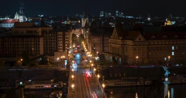 2020年11月チェコ共和国プラハの橋の上の車や路面電車からの信号や信号のタイムラプス — ストック動画