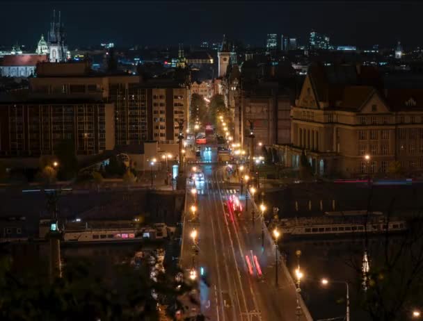 2020年11月チェコ共和国プラハの橋の上の車や路面電車からの信号や信号のタイムラプス — ストック動画