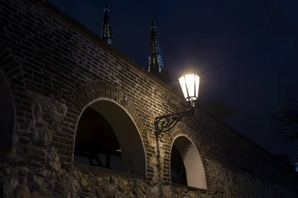 Licht Von Straßenlaternen Und Den Alten Steinmauern Der Festung Aus — Stockfoto