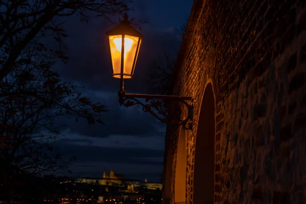 Licht Von Straßenlaternen Und Den Alten Steinmauern Der Festung Aus — Stockfoto