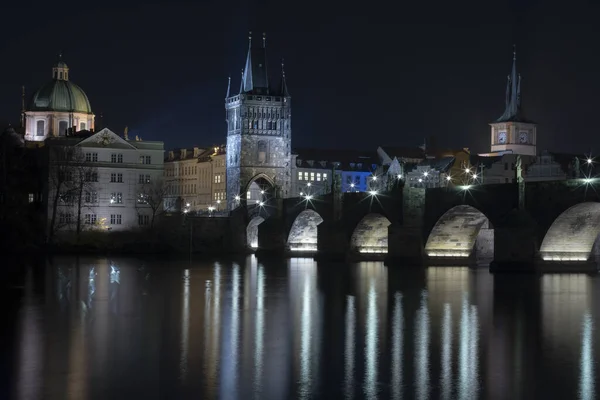 Belyst Karlsbron Från Århundraden Och Ljus Från Gatubelysning Och Stenskulpturer — Stockfoto